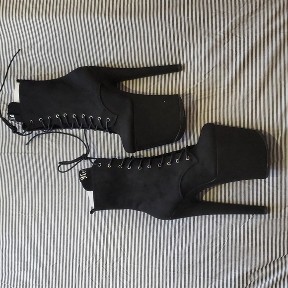 Never worn platform boots with original packaging - Picture 2 of 2